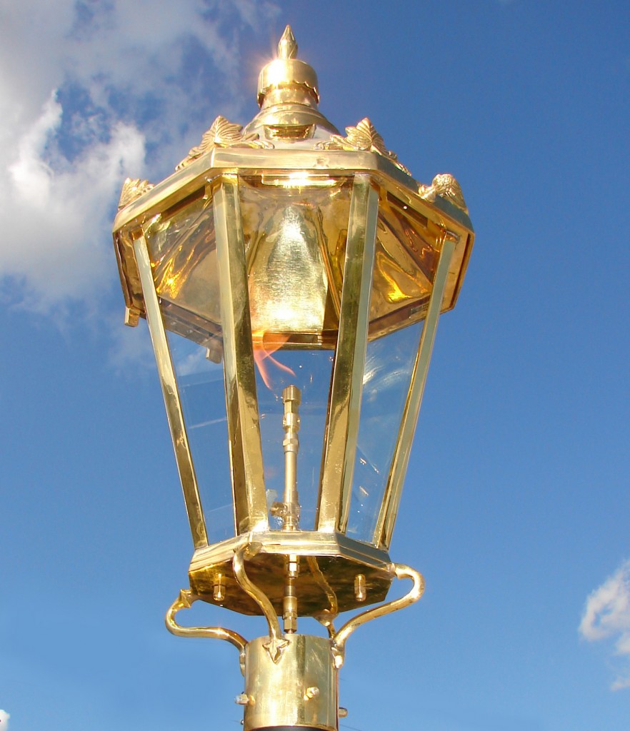 Windsor - Polished Brass (Post Mount)